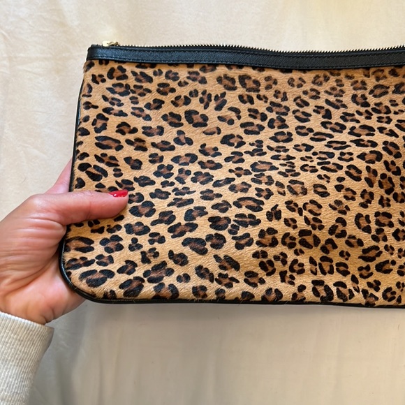 Leopard print calf-hair clutch. - Picture 2 of 6